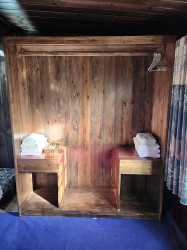 una sauna de madera con 2 mesas en una habitación en Sen House Homestay Sapa en Sa Pả