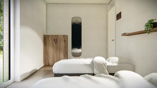 ein Wohnzimmer mit einem Bett und einem Stuhl in der Unterkunft Recreatiewoning 'Dwergarend' in Voorthuizen