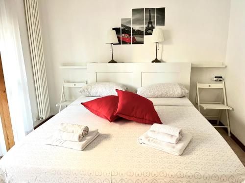 ボローニャにあるMaison Paradiso - Santa Viola Apartmentの白いベッド(赤い枕2つ付)