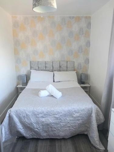 ein Schlafzimmer mit einem Bett mit zwei Handtüchern darauf in der Unterkunft House of Shiloh in Sheffield