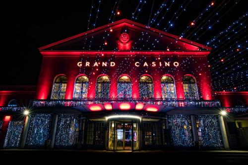 um grande casino iluminado em vermelho e azul em Grand Gite ideal pour famille 10 personnes , 3chambres , 10 couchages em Criquiers