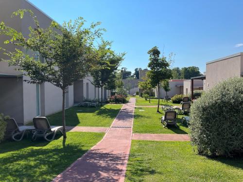 Κήπος έξω από το Sisan Family Resort