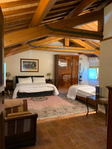 um quarto com 2 camas num quarto com tectos em madeira em Villa Valmarana De Toni em Creazzo