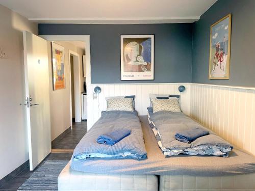 2 letti in una camera con pareti blu di Rørvig Bed & Kitchen a Rørvig