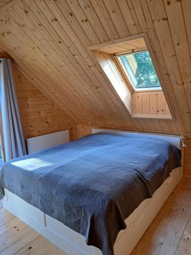 een slaapkamer met een groot bed op zolder bij Schwabenhütte in Sirnitz-Sonnseite