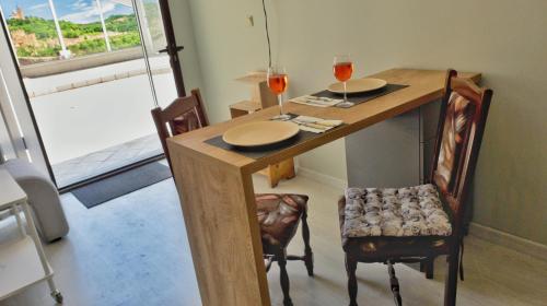 een eettafel met 2 glazen wijn bij Cozy studio near the park with huge verandah. in Veliko Tŭrnovo