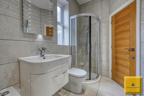 a bathroom with a toilet and a sink and a shower at 4 Bedroom, 6 Beds, 3 Bathrooms, Near NEC & Birmingham Airport, Business, Contractor and Family Friendly, Free Wi-Fi, Free Parking in Coventry