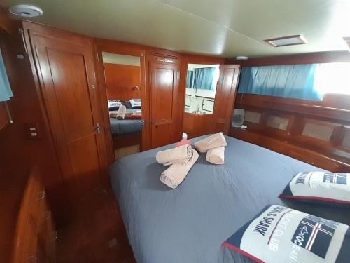 a small bedroom with two beds on a boat at Bateau Atypique Yacht La Rochelle in La Rochelle