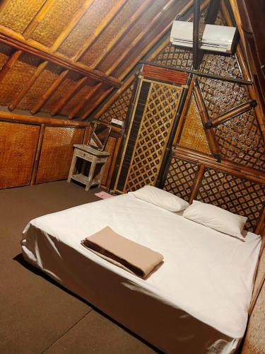 - une chambre avec un lit blanc dans un bâtiment dans l'établissement Da Housetel Kuta, à Kuta
