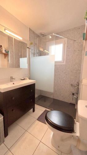 une salle de bain avec toilettes et lavabo dans l'établissement Maisonnette 5 personnes avec belle terrasse, Parking 5JRD20, au Barcarès