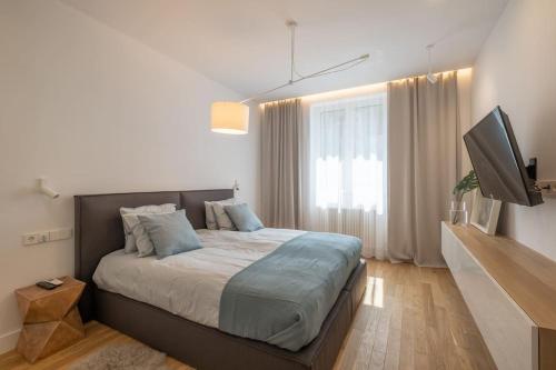 Postel nebo postele na pokoji v ubytování Top-Notch location, an Exceptionally Stylish flat