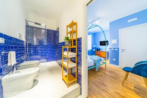 La salle de bains bleue est pourvue d'un lavabo et de toilettes. dans l'établissement Starguest Dante, à Naples