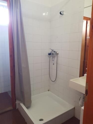 un bagno con doccia e lavandino di Csillagmajor a Csabrendek
