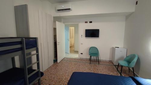 - une chambre avec des lits superposés et 2 chaises vertes dans l'établissement VATICAN GREEN GARDEN, à Rome