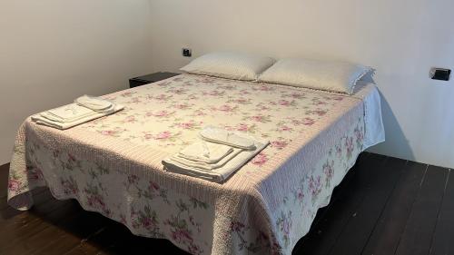 Tempat tidur dalam kamar di La limonaia di Chiaia