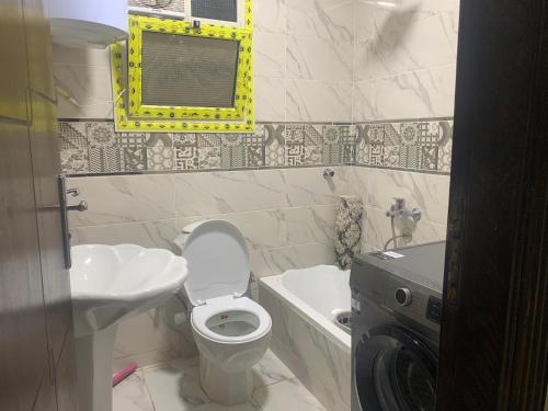 A bathroom at القاهرة الهرم اللبيني المجزر شارع رومان اسفلت