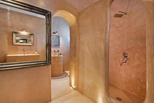 een badkamer met een bad, een wastafel en een spiegel bij Pyrgos terracevilla in Pirgos