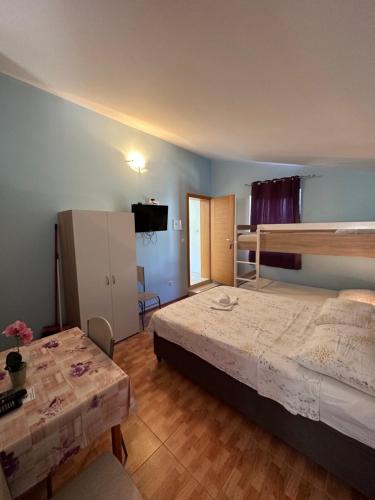 Postel nebo postele na pokoji v ubytování Apartments Palinić
