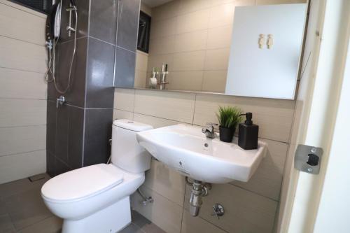 ein Bad mit einem WC und einem Waschbecken in der Unterkunft Luxury 2-Storey Terrace House near IOI City Mall Putrajaya in Putrajaya