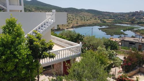 Casa con balcón con vistas al río en Sunny Villa, en Ksamil
