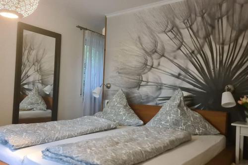 Ένα ή περισσότερα κρεβάτια σε δωμάτιο στο Exklusive Wohnung mit herrlicher Terrasse und Garten