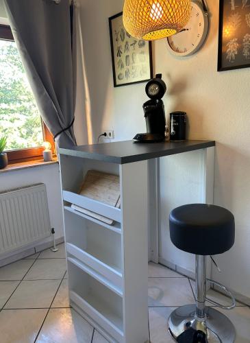 a desk with drawers and a stool in a room at Apartment am Park in Bad Lauterberg