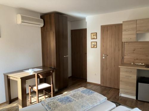 Apartmán KATY في رايتسكي تيبليتسه: غرفة نوم مع مكتب وسرير ومكتب