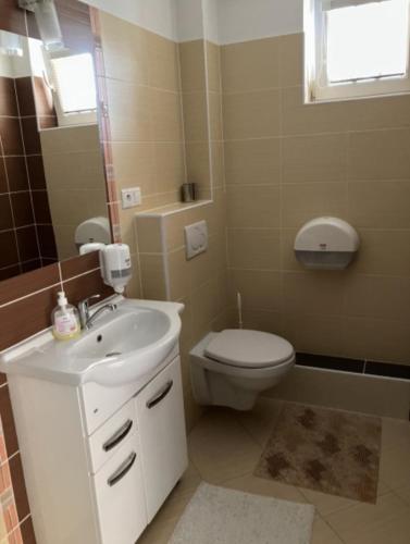 y baño con lavabo blanco y aseo. en Apartmán KATY, en Rajecké Teplice