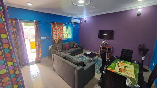 Una televisión o centro de entretenimiento en Résidence Chimene Paradis "Studio"