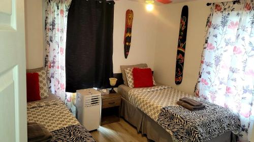 Katil atau katil-katil dalam bilik di Quiet cozy apartment next to highway wifi+netflix