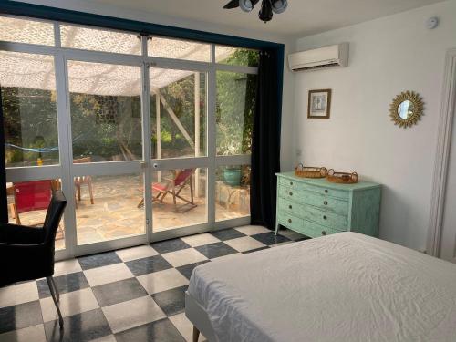 een slaapkamer met een bed en een glazen schuifdeur bij Casa Simba B&B Adults Only in Estepona