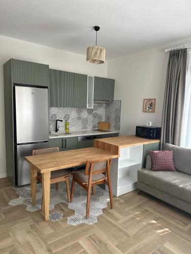 Una cocina o cocineta en Esmahan Forest and Pool by Zehra Suites