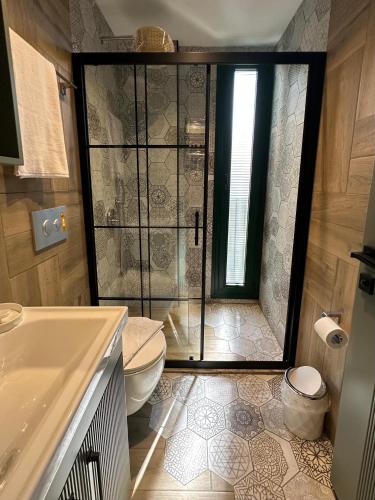 Un baño de Esmahan Forest and Pool by Zehra Suites