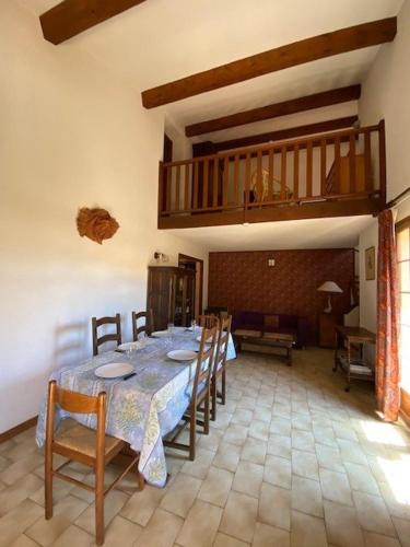 une salle à manger avec une table et des chaises et un escalier dans l'établissement Maison familiale à 2 minutes minutes des plage 6DID1, au Barcarès