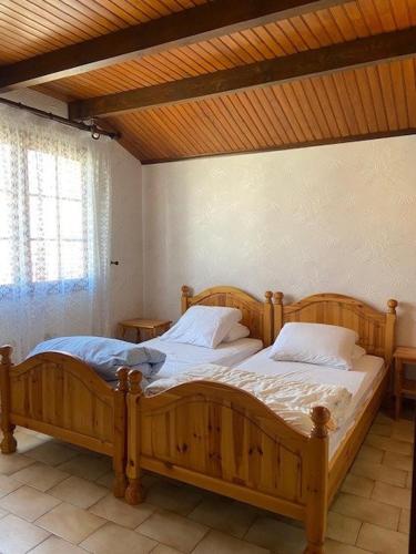 - une chambre avec 2 lits en bois dans l'établissement Maison familiale à 2 minutes minutes des plage 6DID1, au Barcarès