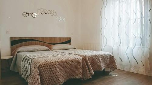 a bedroom with a bed with a blanket on it at Apto céntrico INDUSTRIAS VUT 47-215 in Valladolid