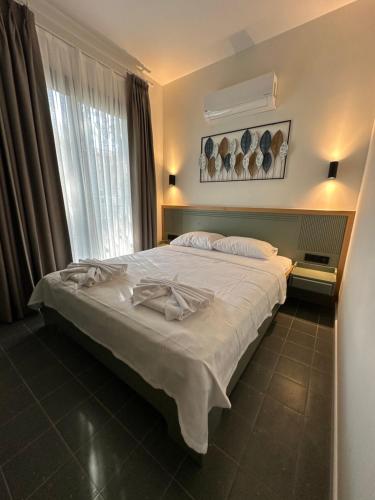 Una cama o camas en una habitación de Esmahan Forest and Pool by Zehra Suites