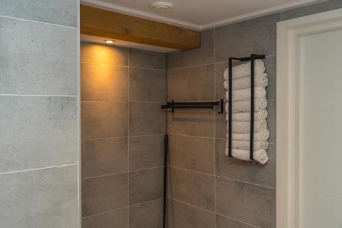 a bathroom with a shower with towels at Sallands huisje in Haarle