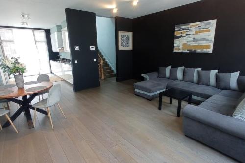 - un salon avec un canapé et une table dans l'établissement Brussel-center lux apartment, à Bruxelles