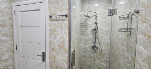 Ένα μπάνιο στο Park Azure Comfortable Apartment