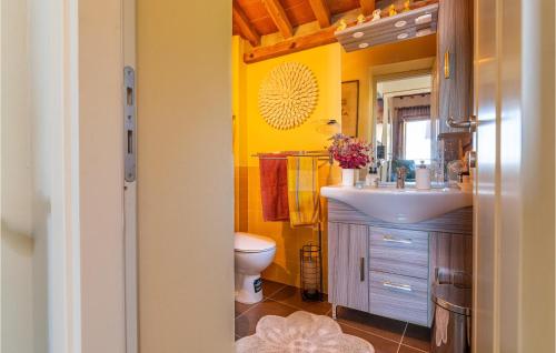 La salle de bains est pourvue d'un lavabo et de toilettes. dans l'établissement Awesome Apartment In Pescia With Wifi, à Pescia