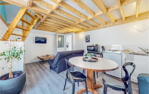 un salon avec une table et des chaises et une cuisine dans l'établissement Stunning Home In Neuilly Le Vendin, à Neuilly-le-Vendin