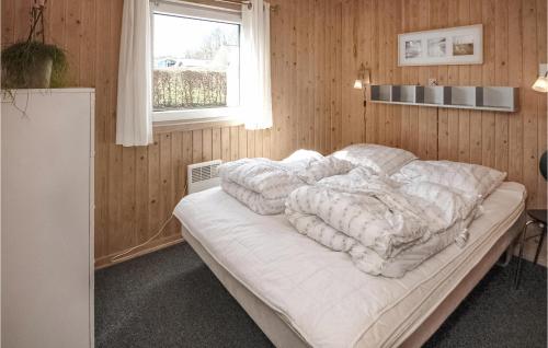 Rúm í herbergi á Amazing Home In Sjlund With Sauna