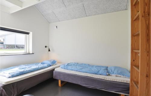 2 Betten in einem Zimmer mit Fenster in der Unterkunft Pet Friendly Home In Spjald With Kitchen in Spjald