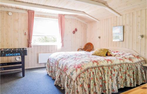 Hvalpsundにある2 Bedroom Gorgeous Home In Farsのベッドルーム(ベッド1台、コンロ付)