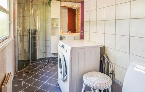 baño con lavadora y taburete en 2 Bedroom Gorgeous Home In Fars en Hvalpsund
