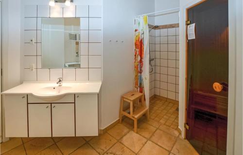 EgernsundにあるMarina Mindeのバスルーム(シンク、鏡、シャワー付)