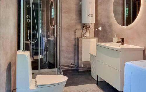 Nice Home In Hishult With Wifi tesisinde bir banyo