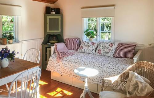 Kleines Zimmer mit einem Bett und einem Tisch in der Unterkunft Beautiful Home In Kpingsvik With House A Panoramic View in Köpingsvik