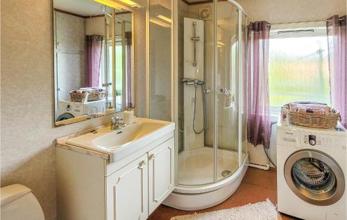 y baño con lavabo, ducha y lavadora. en Gorgeous Home In Reksteren With Kitchen, 